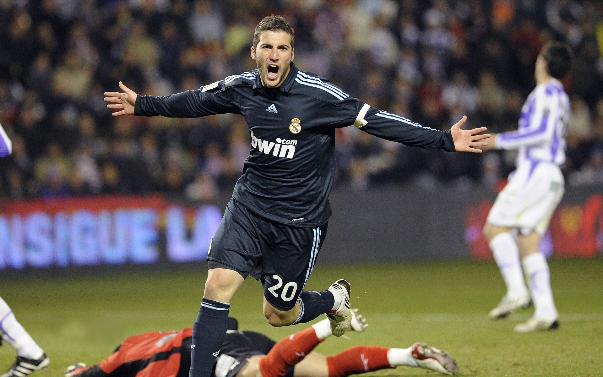 世俱杯：现场直击比赛氛围与观众反应，世俱杯 赛制