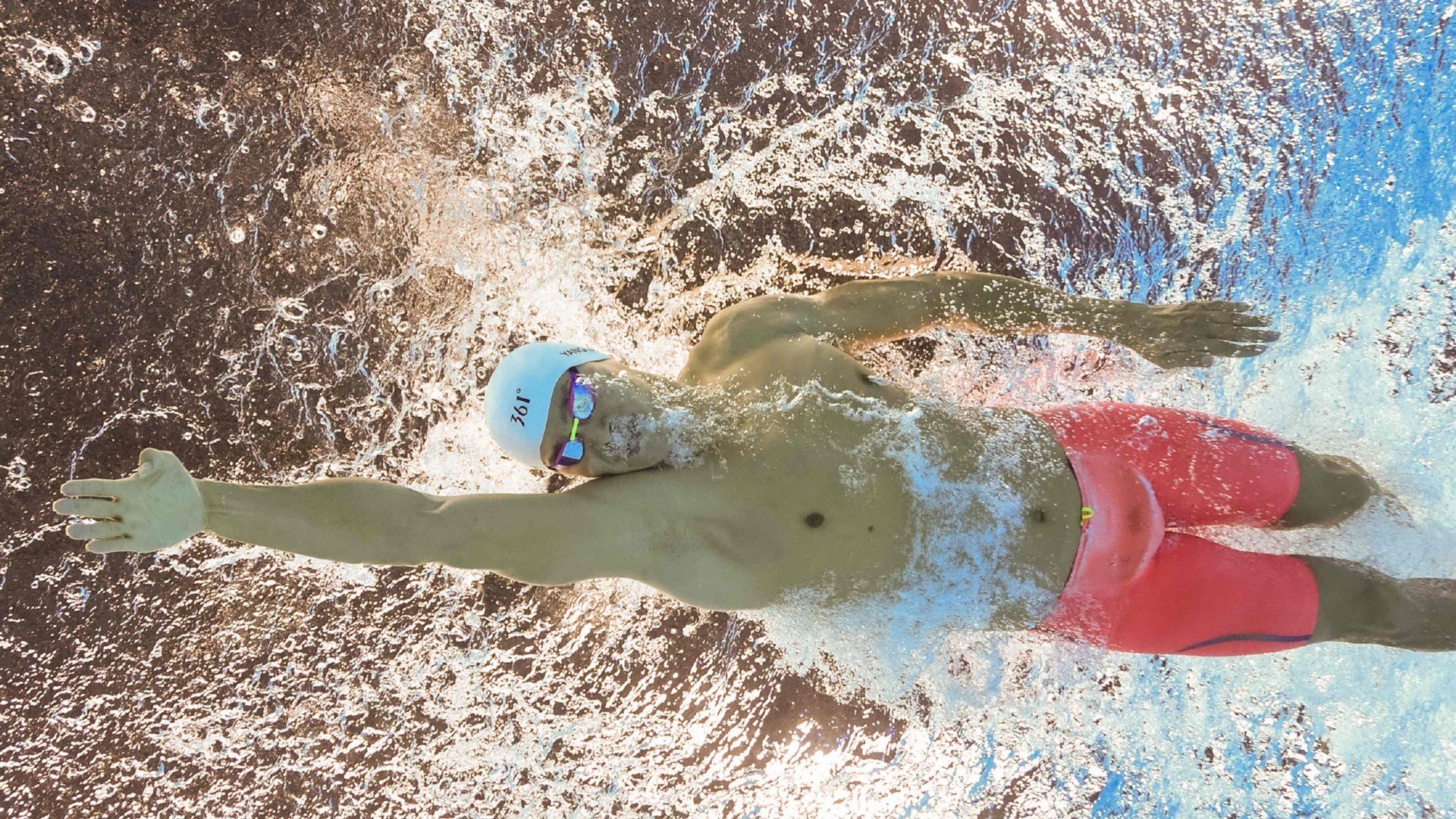 “高新区全民健身馆短柄墙球赛：速度与战术相互交织，比赛充满智慧的碰撞”